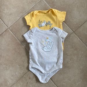 2 short-sleeved onesies size 0-3 m for baby boy